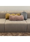 almofada-bacon-rosa-frontal-no-sofa