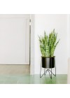 cachepot-aluminio-com-aba-preto-ambientado-de-frente 