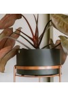 cachepot-aluminio-cuia-reto-preto-ambientado-vista 