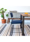cadeira-spot-com-braco-azul-marinho-lateral-ambientada