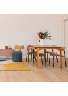 conjunto-de-2-cadeiras-estofadas-andi-caramelo-ambientada-longe