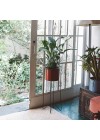 conjunto-suporte-bem-te-vi-grande-e-cachepot-aluminio-com-aba-cereja-ambientado