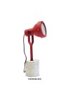 luminária mesa cor vermelho com base de concreto