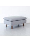 pufe-studio-cinza-claro-ambientado-lateral