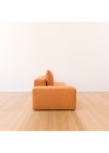sofa-urbano-terracota-ambientado-vista-lateral-com-braco-e-almofadas