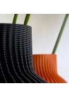 vaso-onda-1-preto-e-terracota-ambientado-zoom 