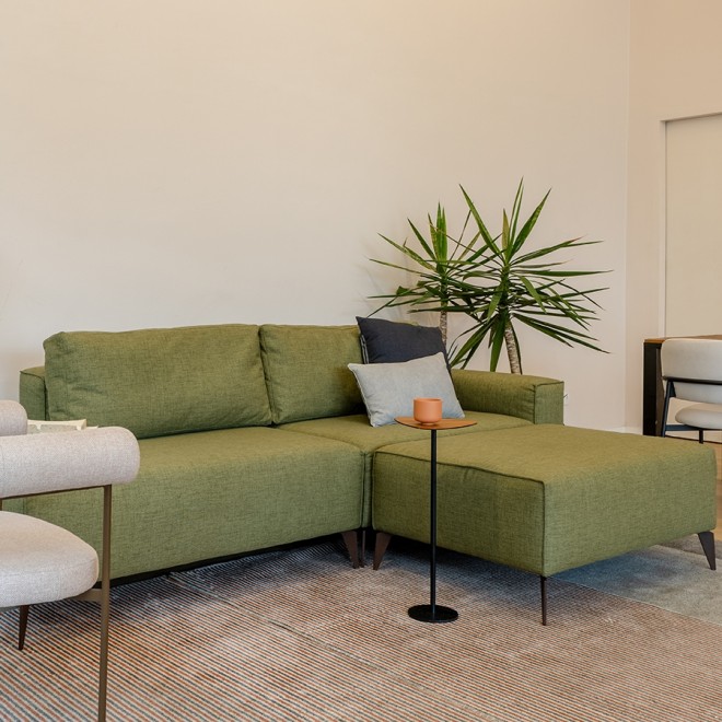 sofá-alesso-bi-partido-verde-oliva-com-recamier-sala-de-estar