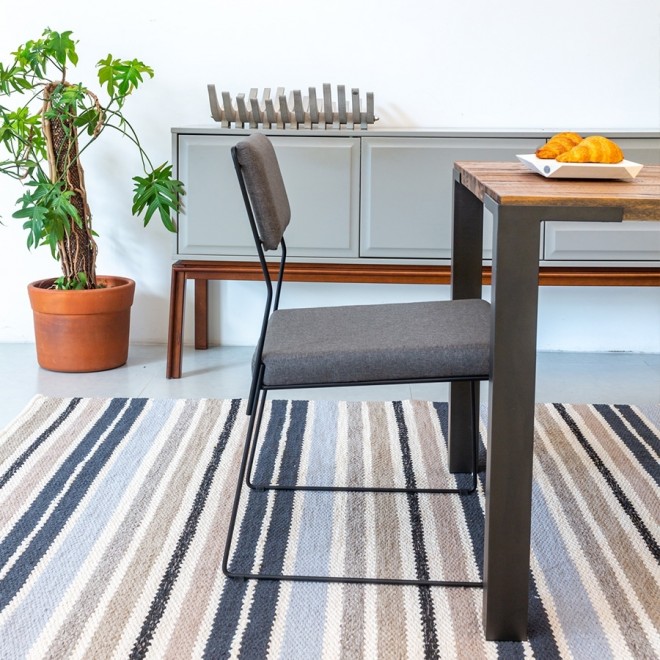 cadeira-spot-cinza-claro-lateral-ambientada