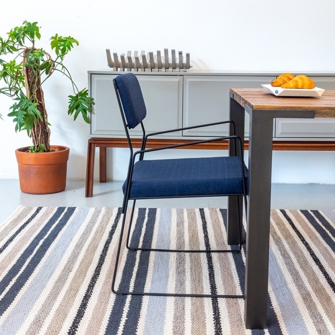cadeira-spot-com-braco-azul-marinho-lateral-ambientada