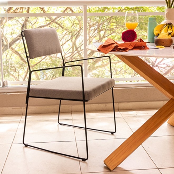cadeira-spot-com-braco-cinza-claro-lateral-ambientada