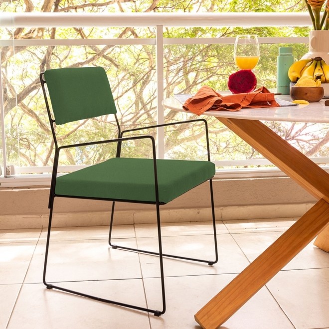 cadeira-spot-com-braco-verde-ambientada