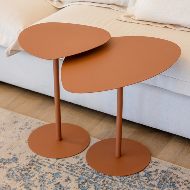 conjunto-de-2-mesas-laterais-organicas-terracota-ambientado