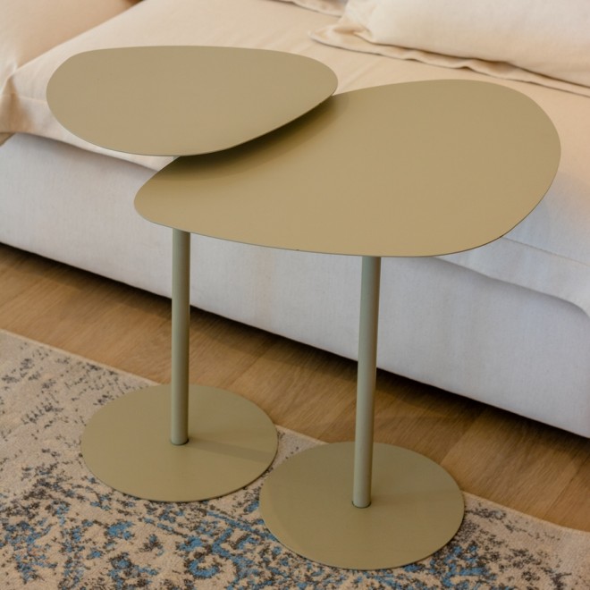 conjunto-de-2-mesas-laterais-organicas-taupe-ambientado