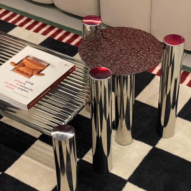 mesa-lateral-loren-inox-vidro-martelado-vermelho