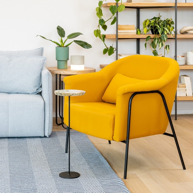poltrona-tokio-mostarda-com-base-preta-decorativa